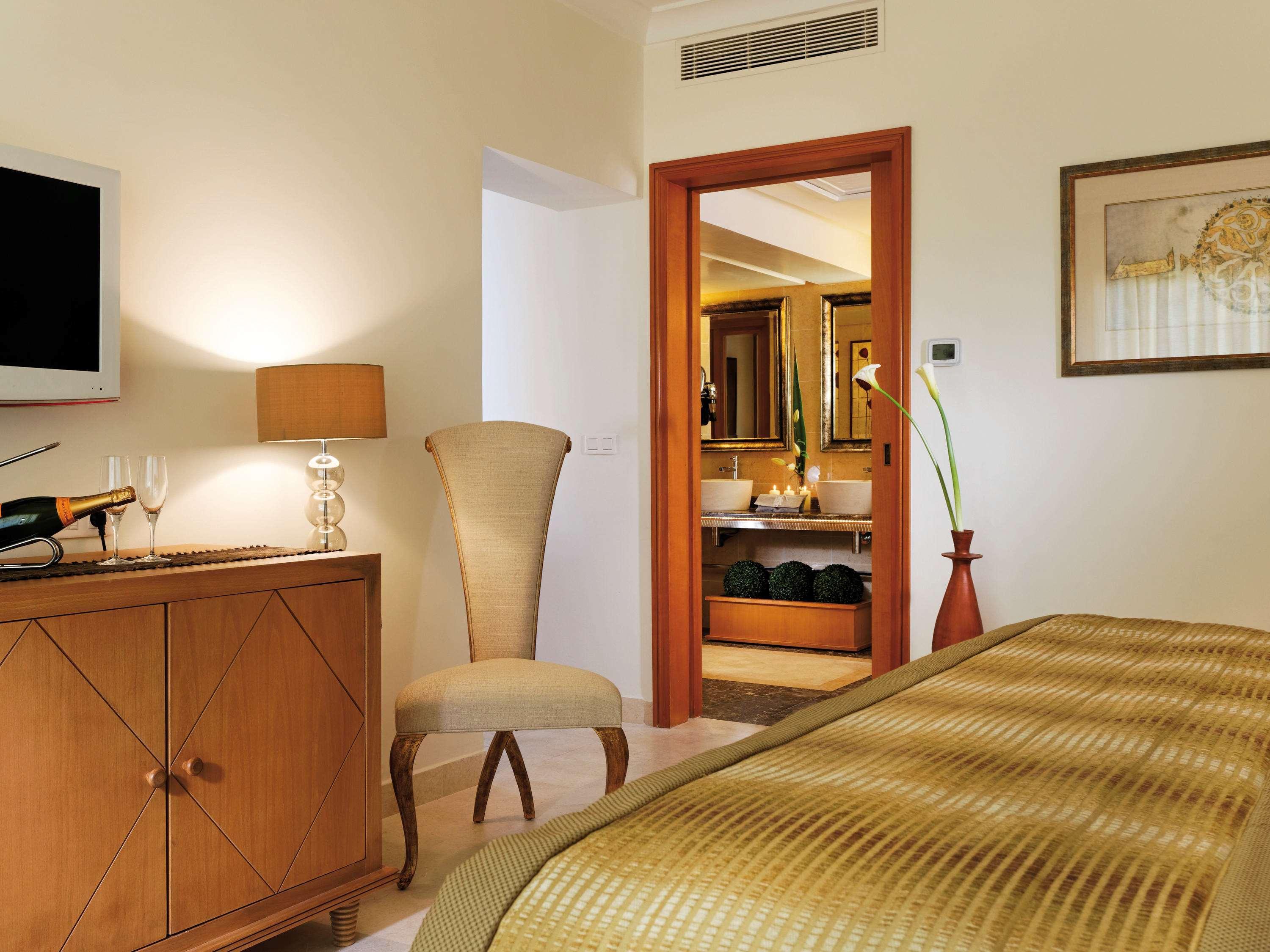 Moevenpick Resort & Marine Spa Sousse Exterior photo A room at the hotel