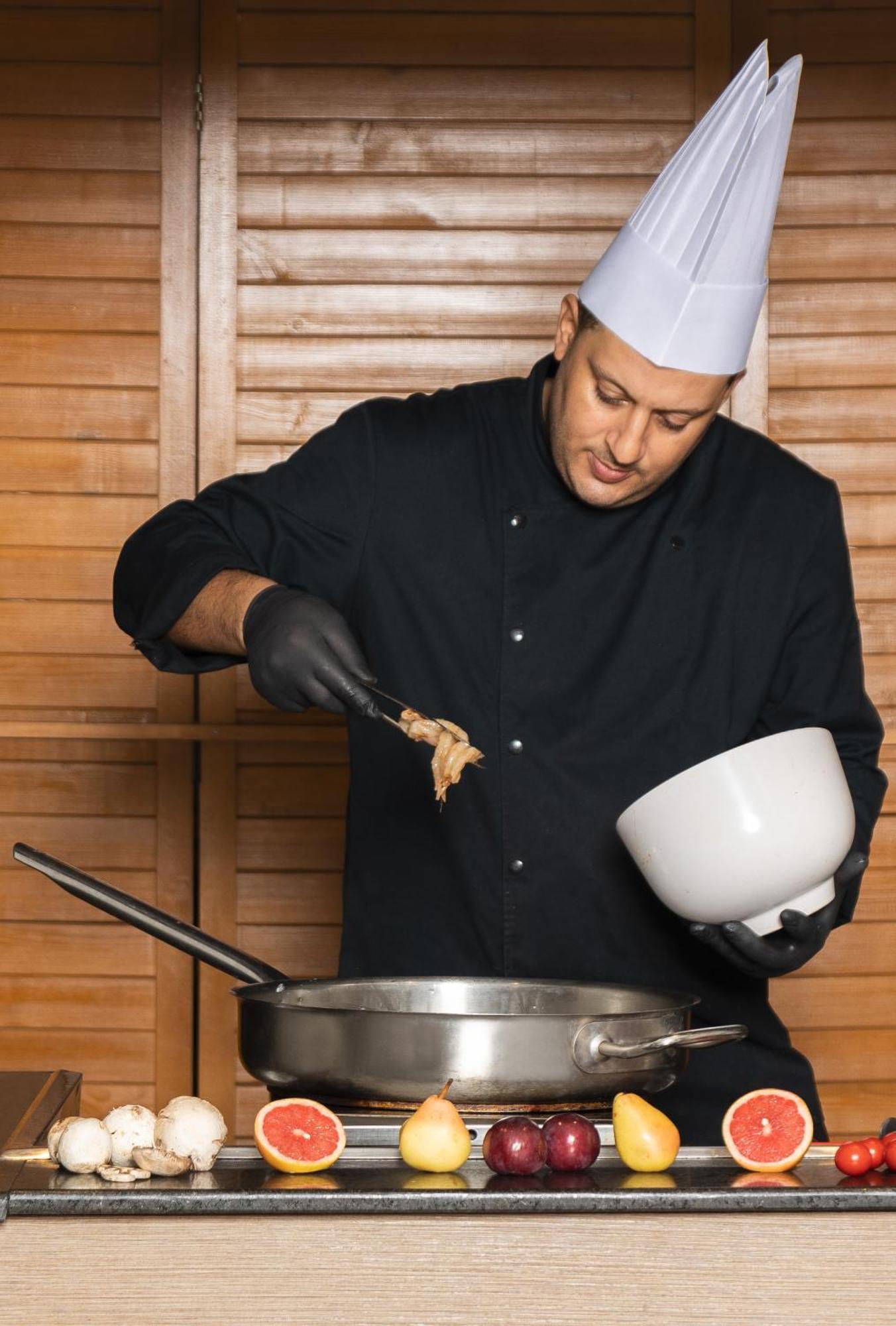 Moevenpick Resort & Marine Spa Sousse Exterior photo A chef preparing food